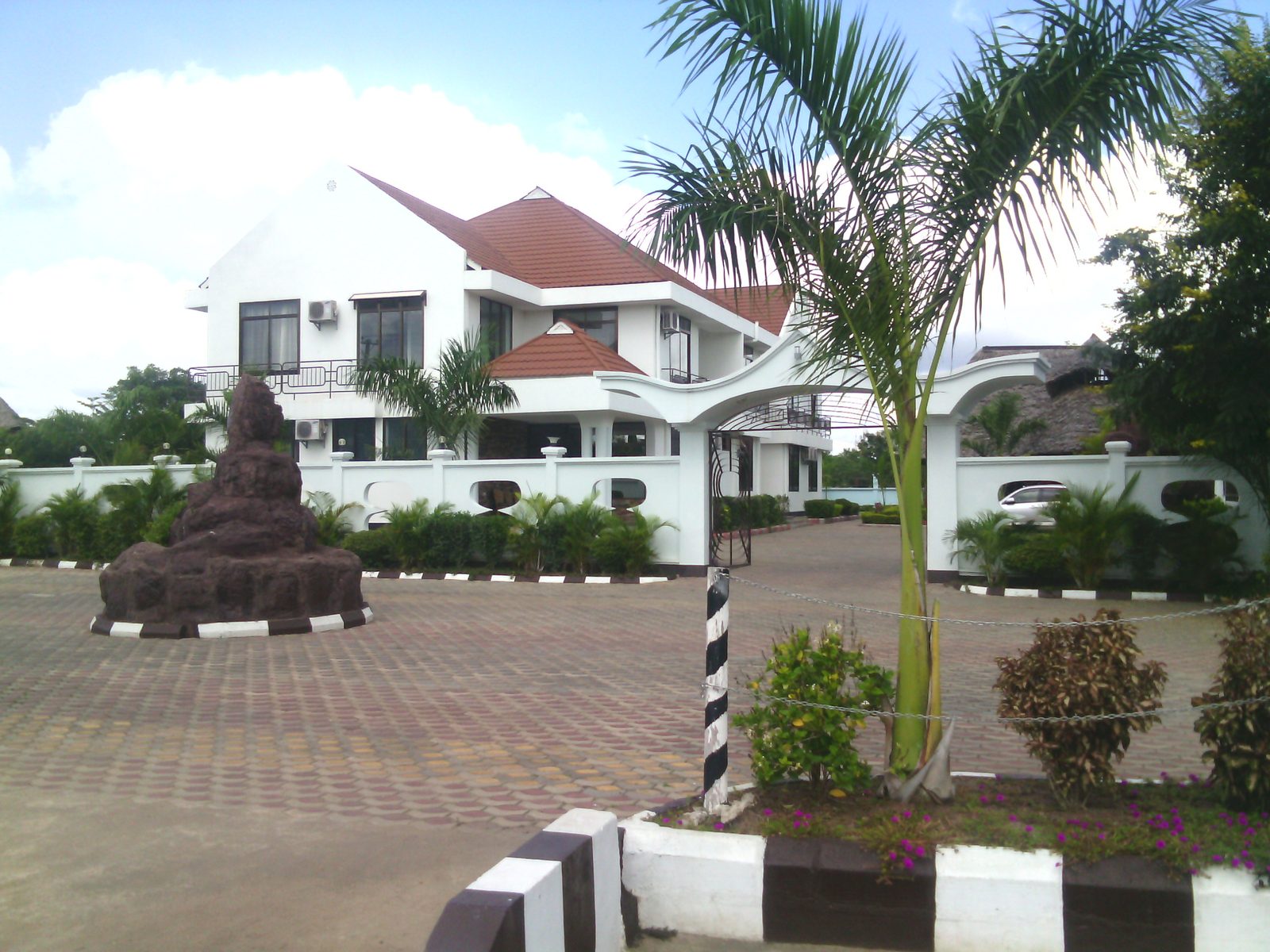 Vamos Hotel Mikumi main building and entrance gate