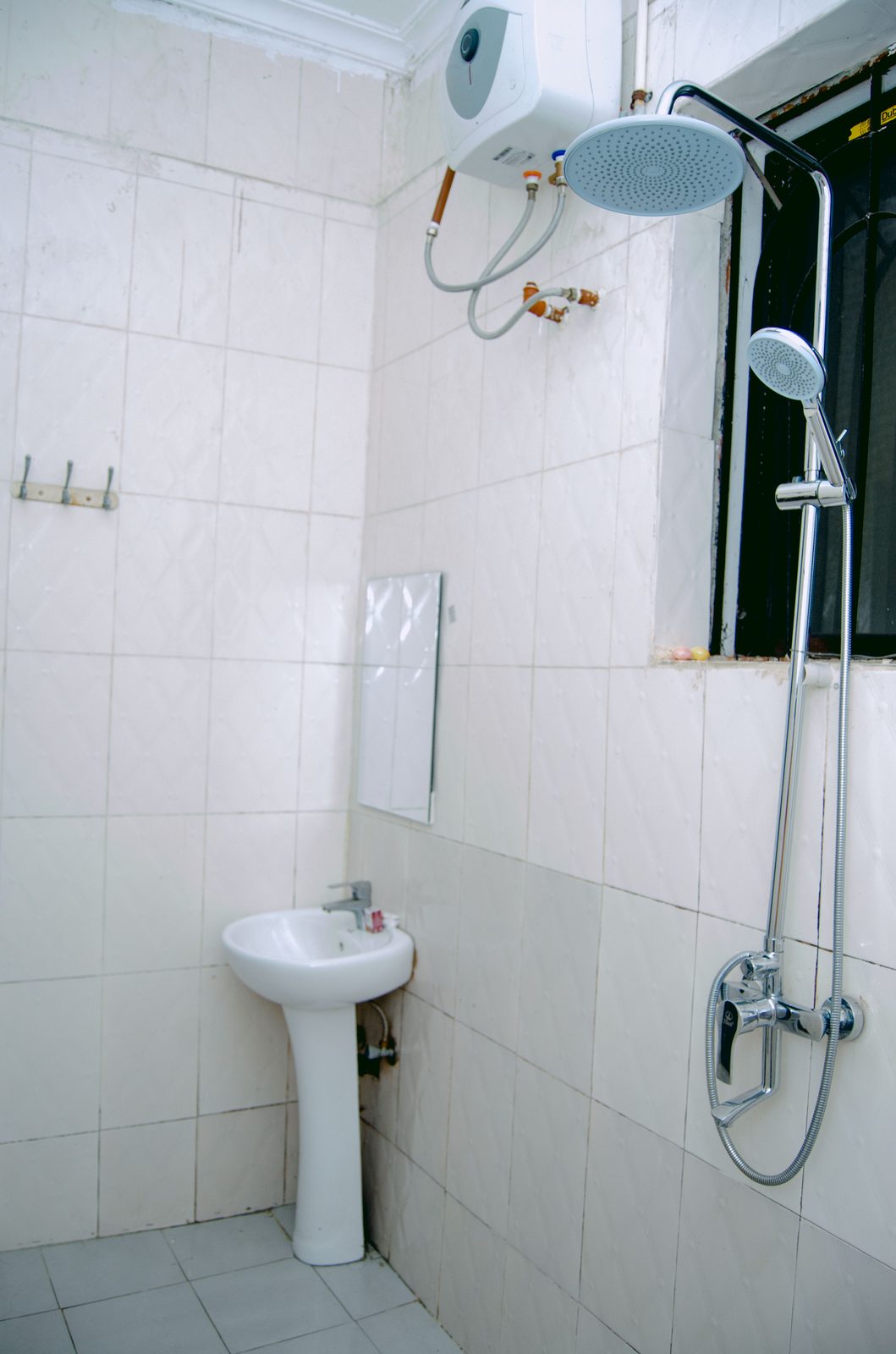 Vamos Hotel Mafinga guest bathroom with hot shower