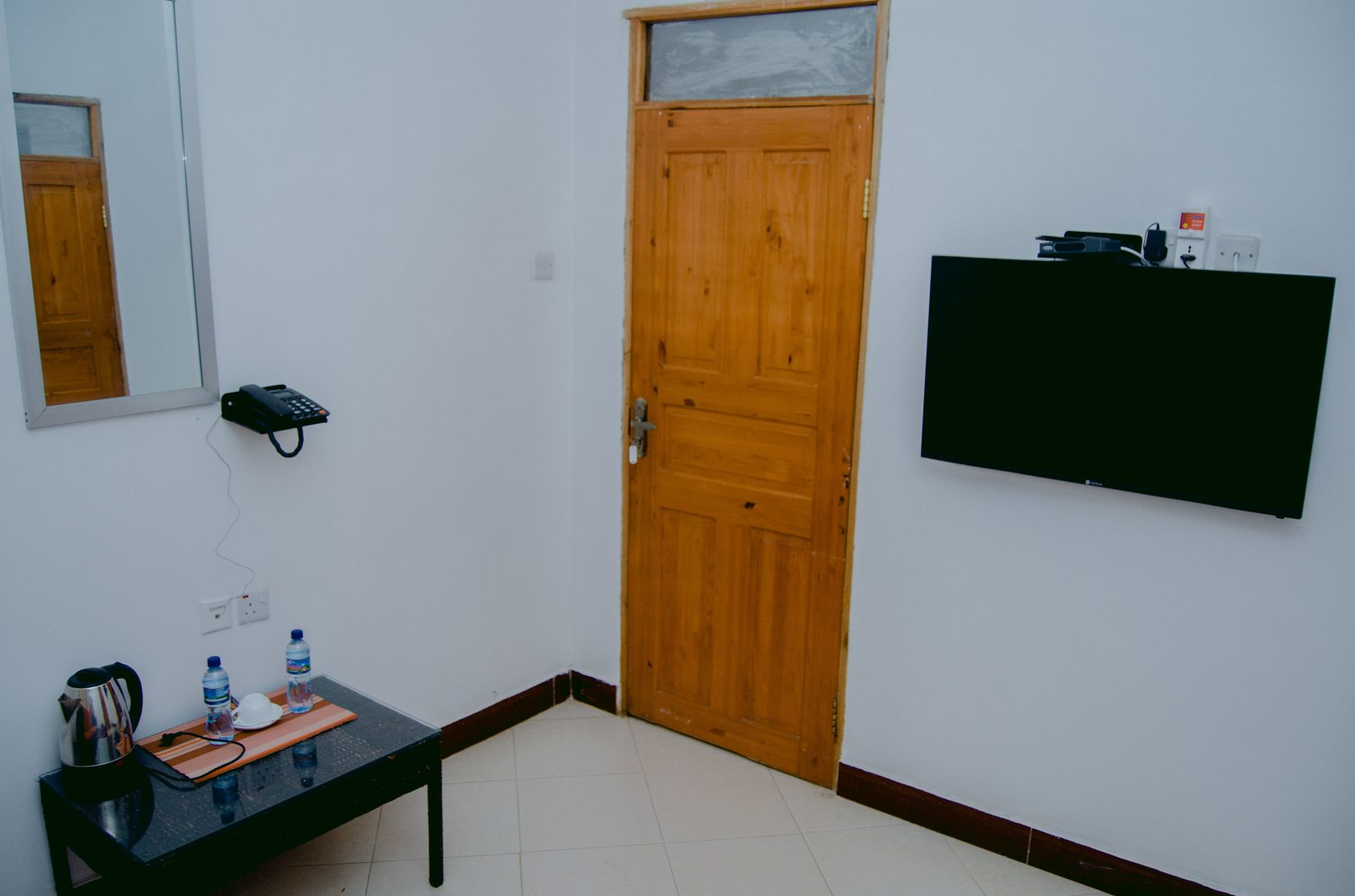 Vamos Hotel Mafinga honeymoon suite living space