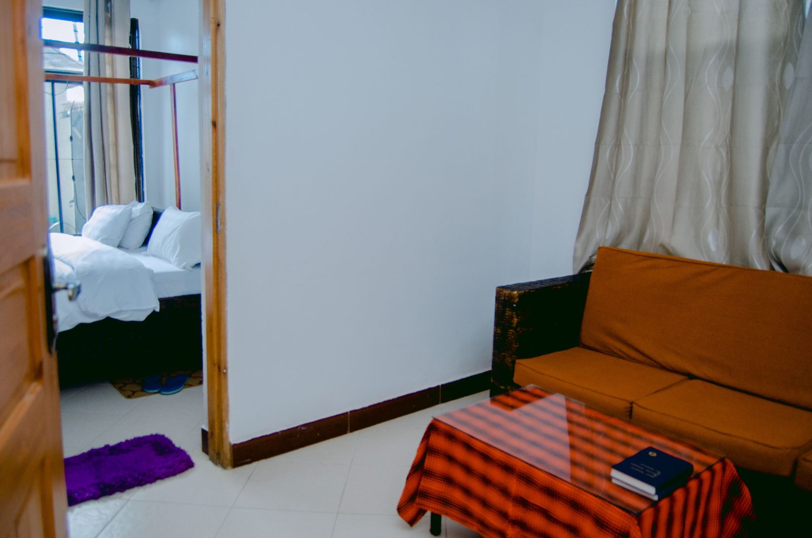 Vamos Hotel Mafinga honeymoon suite master bedroom